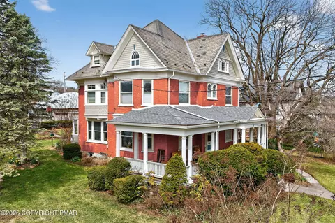 29 N New St, Nazareth, PA 18064