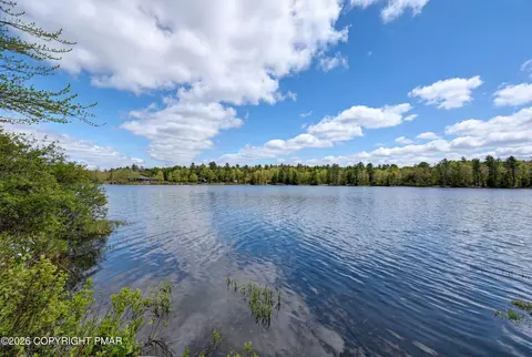6174 Lakeview Dr, Pocono Pines, PA 18350