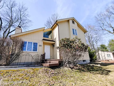 2104 Vacation Ln, Pocono Summit, PA 18346