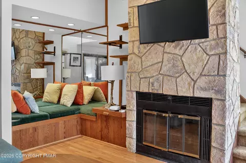 Living - 211 Falls Cir, Bushkill, PA 18324 photo 4 of 5