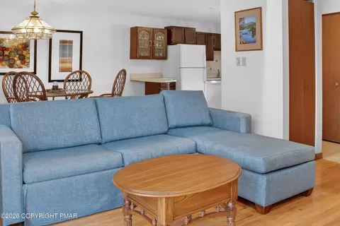 Living - 211 Falls Cir, Bushkill, PA 18324 photo 3 of 5