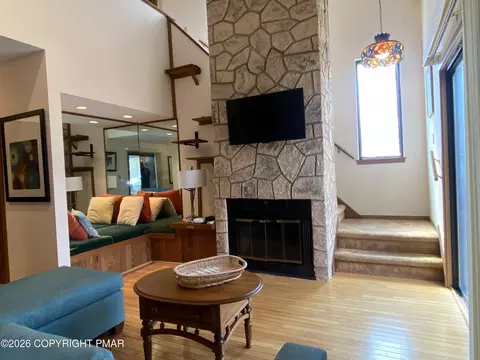 Living - 211 Falls Cir, Bushkill, PA 18324 photo 2 of 5