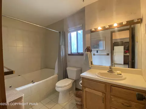 Bath - 211 Falls Cir, Bushkill, PA 18324 photo 3 of 3