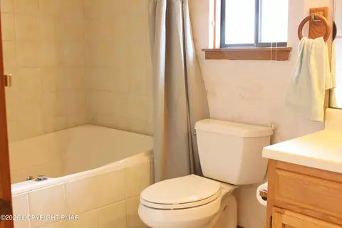 Bath - 211 Falls Cir, Bushkill, PA 18324 photo 1 of 3