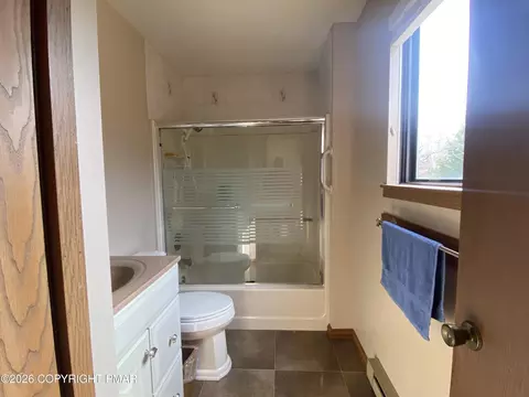 Bath - 211 Falls Cir, Bushkill, PA 18324 photo 2 of 3