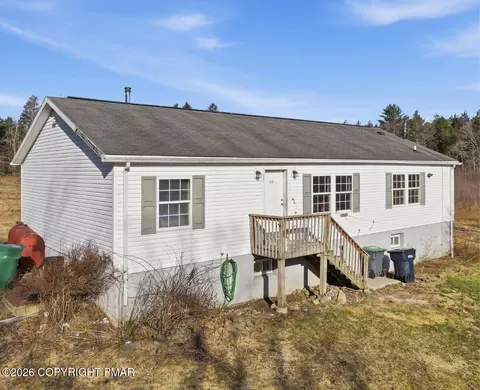 105 Ceramic Dr, Greentown, PA 18426