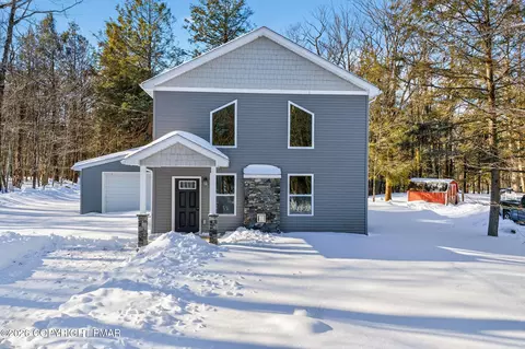 1073 W Side Dr, Newfoundland, PA 18445