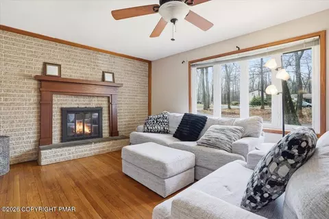 112 Pin Oak Ln, Tobyhanna, PA 18466