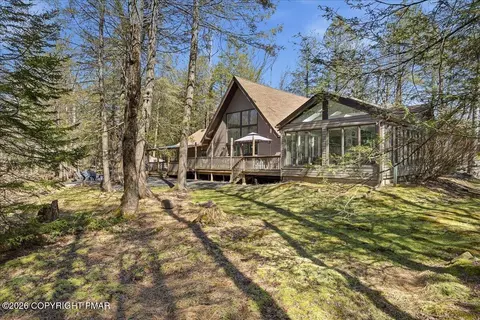 369 Sidney Ave, Pocono Summit, PA 18346