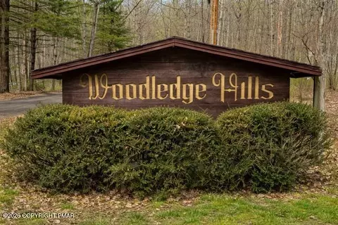 020 Woodledge Hills Dr, Hawley, PA 18428
