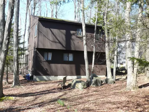 1148 Country Place Dr, Tobyhanna, PA 18466
