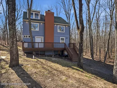 211 Geese Ct, Bushkill, PA 18324