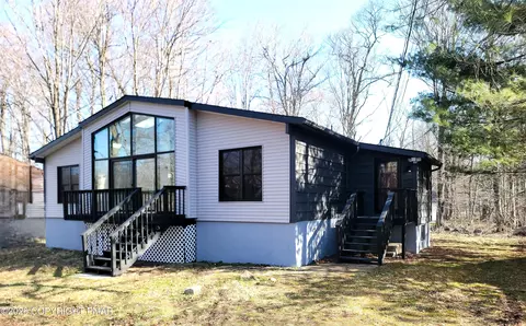9069 Idlewild Dr, Tobyhanna, PA 18466