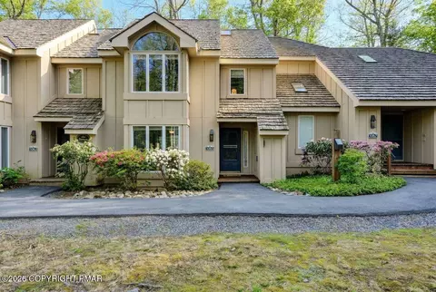 1065 Crestwoods Dr, Pocono Pines, PA 18350