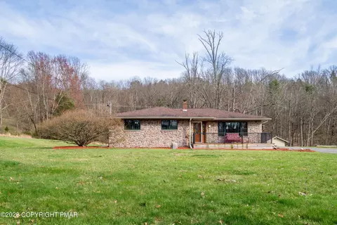 4043 Manor Dr, Stroudsburg, PA 18360