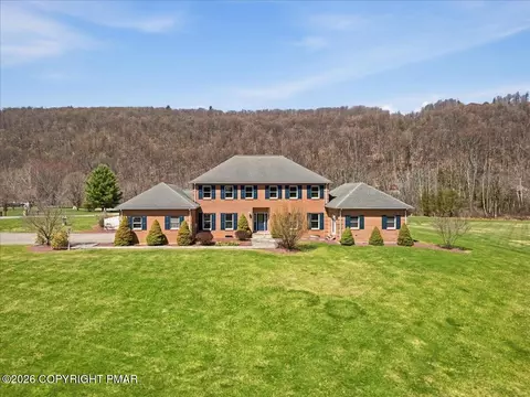 2506 Red Fox Ln, Stroudsburg, PA 18360