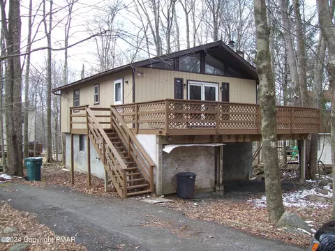 8062 Red Squirrel Dr, Tobyhanna, PA 18466