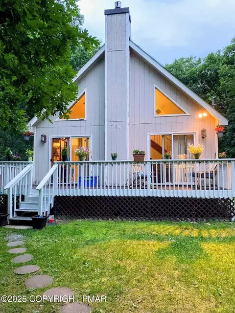 6119 Decker Rd, Bushkill, PA 18324