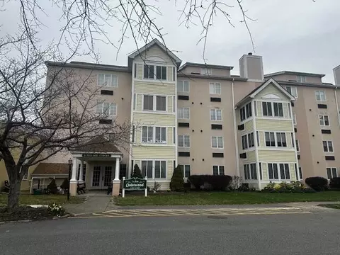 3 Village Cir, Stroudsburg, PA 18360