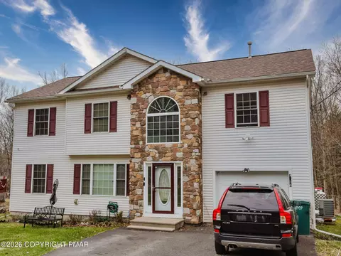 6017 Boardwalk Dr, Tobyhanna, PA 18466