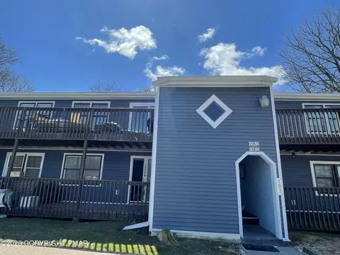 107 Snowshoe Ct, Mount Pocono, PA 18344
