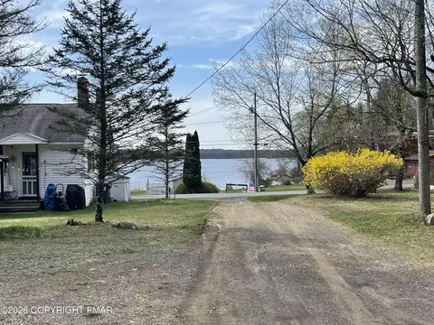 9 Beech St, Gouldsboro, PA 18424