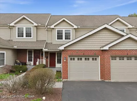 8 Oak Leaf Ln, East Stroudsburg, PA 18301