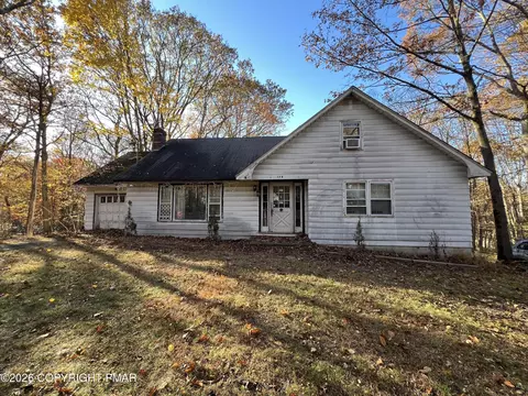 178 Twin Lakes Dr, Shohola, PA 18458