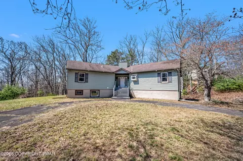 1093 Lancaster Dr, Bushkill, PA 18324