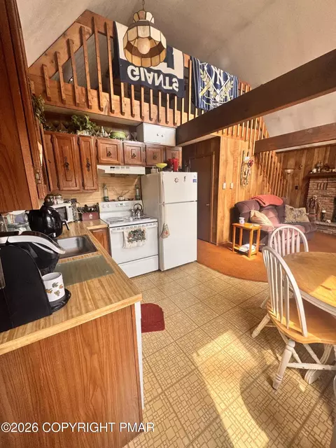 Kitchen - 166 Dover Dr, Bushkill, PA 18324 photo 2 of 3