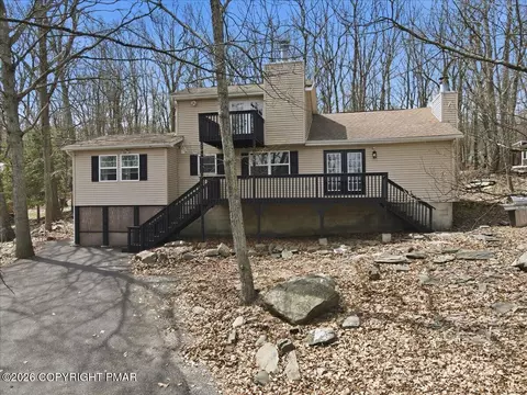 2292 Southport Dr, Bushkill, PA 18324