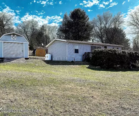 29 Cherokee Ln, Lehighton, PA 18235