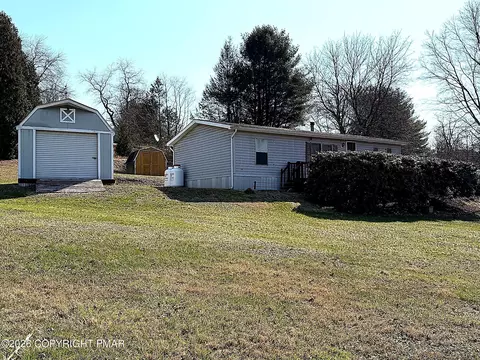 29 Cherokee Ln, Lehighton, PA 18235