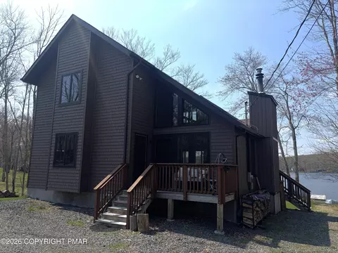 11 Lake Dr E, Clifton Township, PA 18424