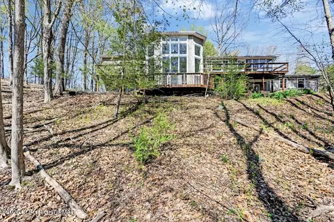 4018 Manor Dr, Stroudsburg, PA 18360