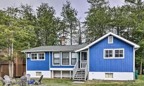 542 Country Place Dr, Tobyhanna, PA 18466