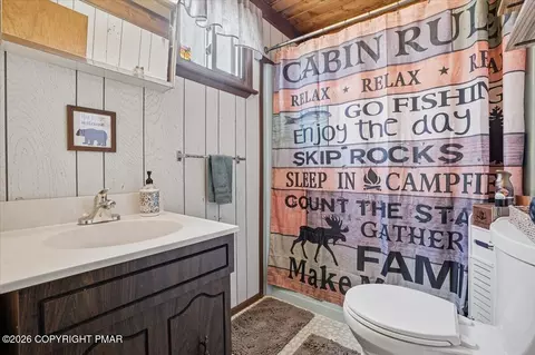 Bath - 2149 Sparrow Rd, Bushkill, PA 18324 photo 1 of 1