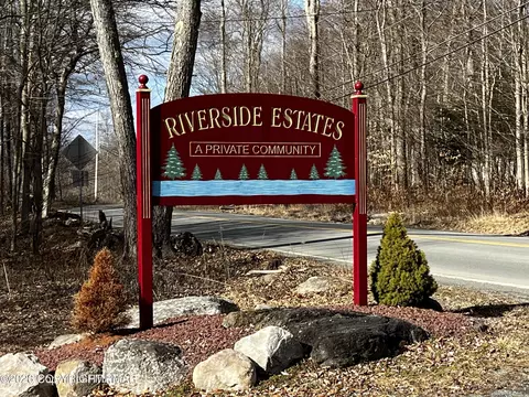 1127 Riverside Hts W, Pocono Lake, PA 18347