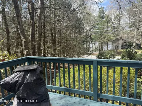 130 E Lakeview Dr, Dingmans Ferry, PA 18328