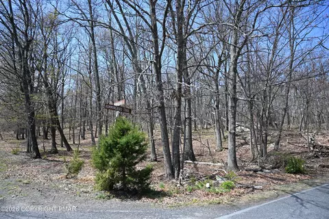 230 Hummingbird Ct, Bushkill, PA 18324