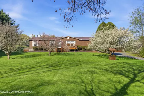 513 Dairy Ln, Brodheadsville, PA 18322