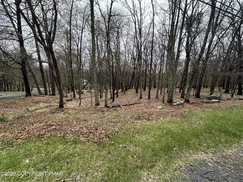 28 Pine Ridge Dr E, Bushkill, PA 18324 photo 2