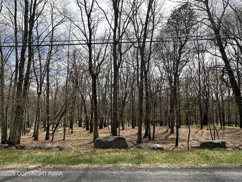 28 Pine Ridge Dr E, Bushkill, PA 18324