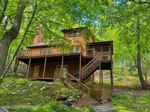 119 Durham Dr, Bushkill, PA 18324