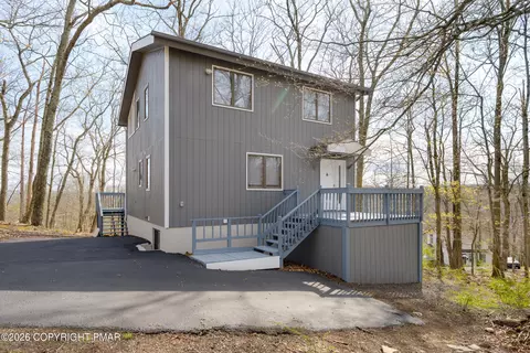 5074 Woodbridge Dr E, Bushkill, PA 18324