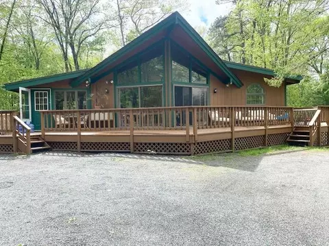 106 Palomino Ln, Lords Valley, PA 18428