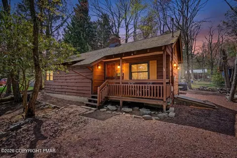 9 Crest Dr, Lake Harmony, PA 18624