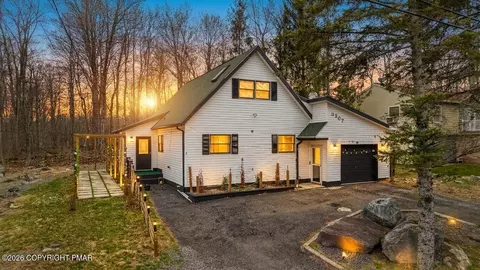 939 Country Place Dr, Tobyhanna, PA 18466