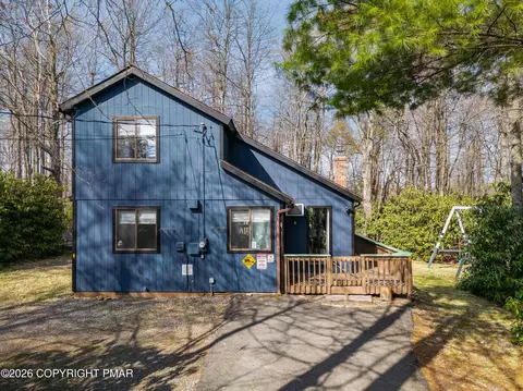 112 Crazy Horse Ct, Long Pond, PA 18334