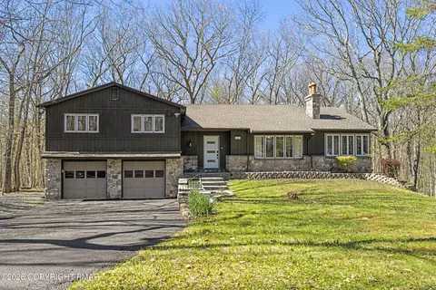 109 Luton Ct, Bushkill, PA 18324